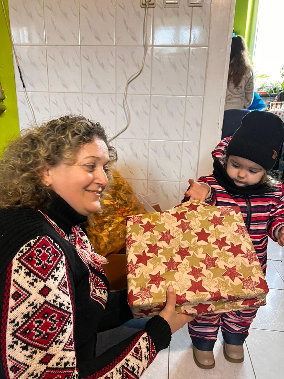 Lionsclub Übersee Cyber Activity Ukraine-Hilfe Weihnachten in der Schuhschachtel 2025 Kind mit Mutter
